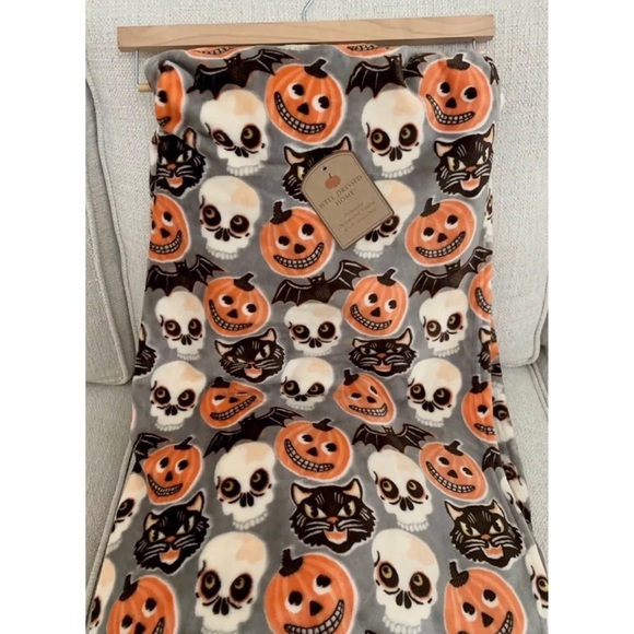 WELL DRESSED HOME Halloween Blanket - Picture 2 of 2